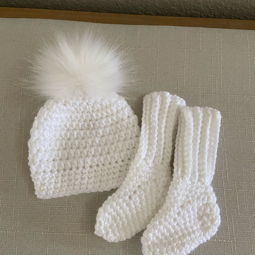 NICU Premature Baby Hat and Bootie Set - Picture 2 of 11
